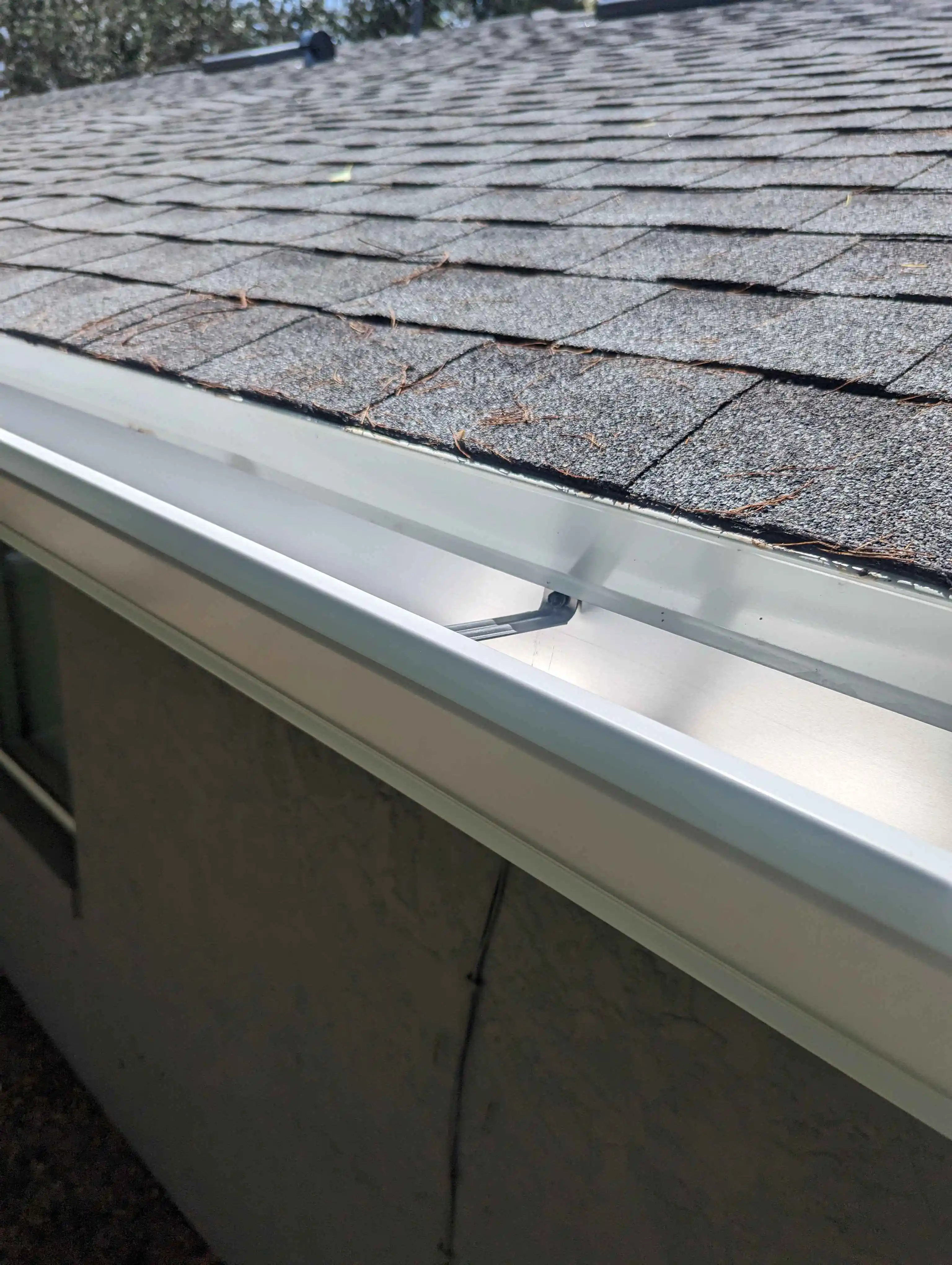 How much does it cost to replace gutters around a house?